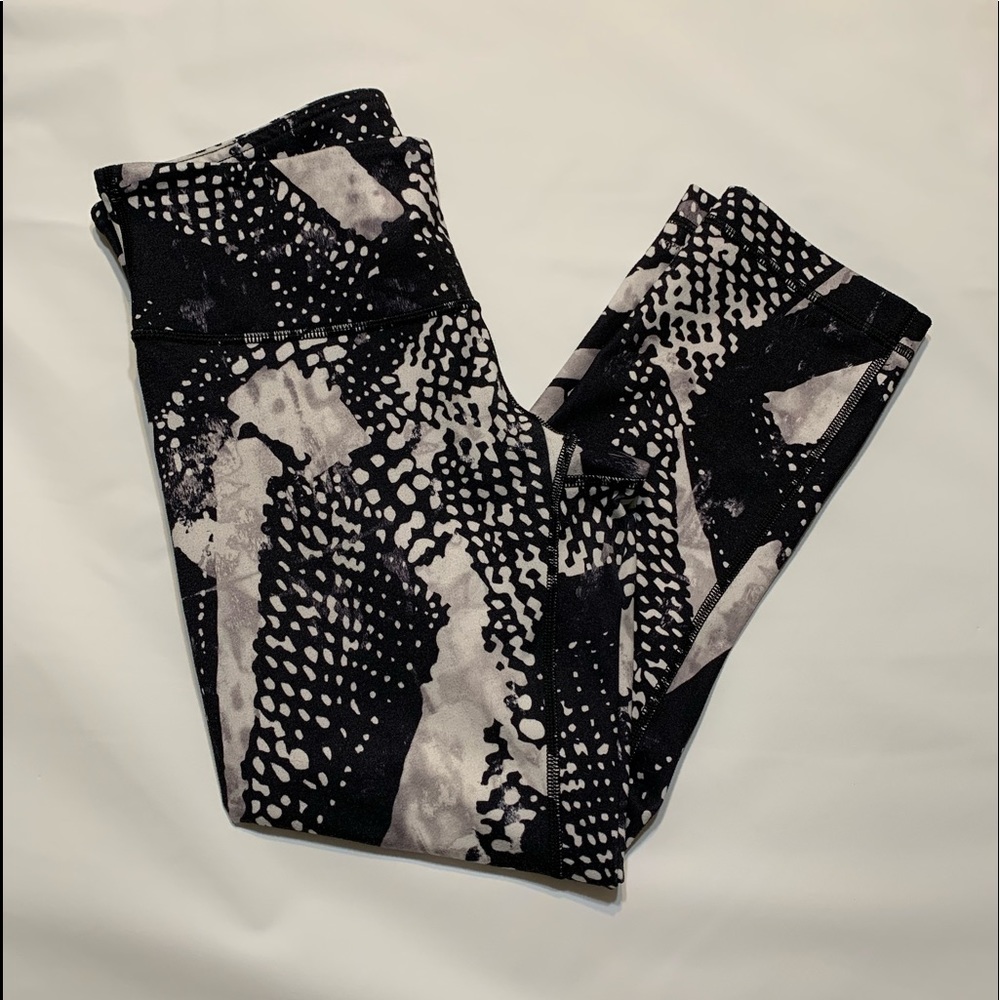 Lululemon Cropped Black and White Leggings Size 6